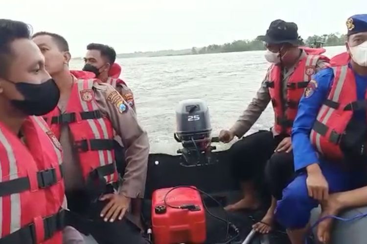 Personel dari kepolisian bersama tim gabungan melanjutkan pencarian korban insiden perahu terbalik di Waduk Gondang, Lamongan, yang belum ditemukan, Senin (7/2/2022).
