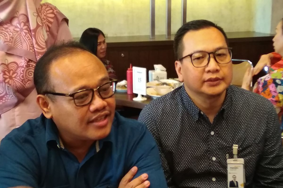 (ki-ka) Direktur IT, Operation & Digital Banking Mandiri Syariah Achmad Syafii dan Group Head Digital Banking Sales and Partnership Mandiri Syariah Riko Wardhana mensosialisasikan QRIS BSM kepada awak media di Jakarta, Jumat (6/3/2020). 