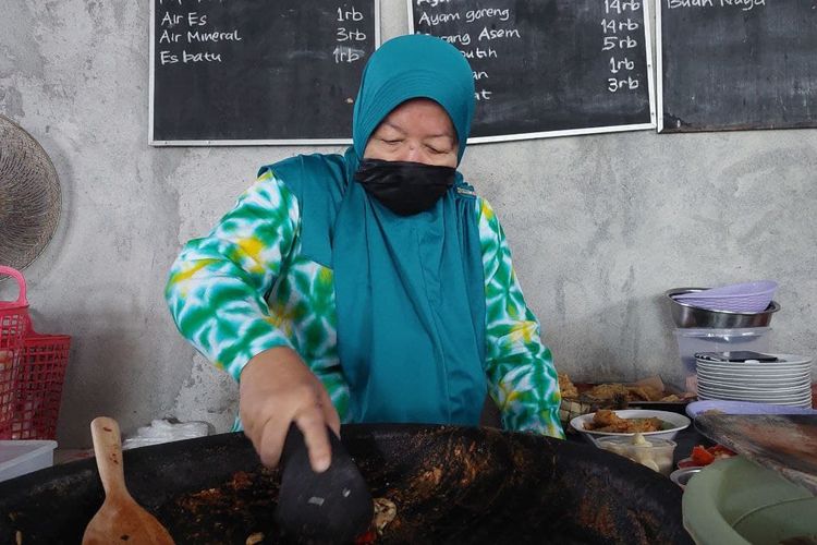 Ilustrasi Bu Ning, pemilik usaha Lotek dan Gado-gado Bu Ning sedang mengulek bumbu lotek.