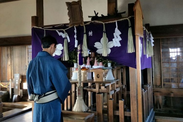 Wisatawan berdoa di Kuil Osakabe yang ada di lantai teratas atau puncak Kastel Himeji, Kota Himeji, Prefektur Hyogo, Jepang, Minggu (4/3/2018).