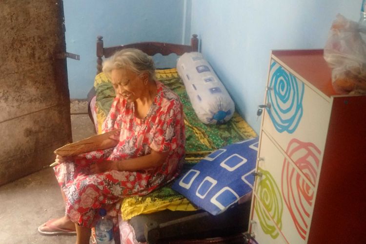 Mbah Sri tinggal sebatangkara di rumah mungilnya di RT 1/ RW 4 Kelurahan Bangunsari, Kabupaten Ponorogo, Jawa Timur. 