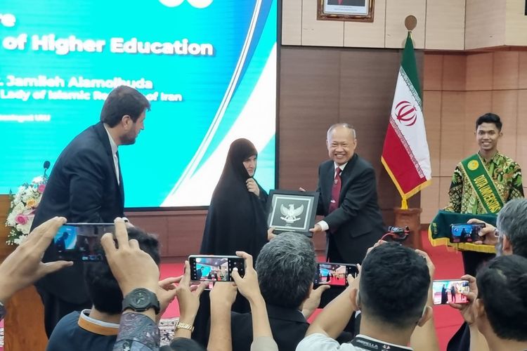 Prof. Jamileh Alamolhuda, Ibu Negara Repubik Islam Iran, memberikan kuliah umum atau General Lecture Philosophy of Higher Education di UNJ pada Rabu (24/5/2023).