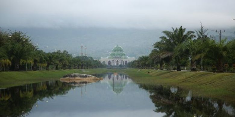 Masjid Agung Natuna merupakan mesjid terbesar kedua di Provinsi Kepulauan Riau dan menjadi salah satu destinasi para wisatawan. 