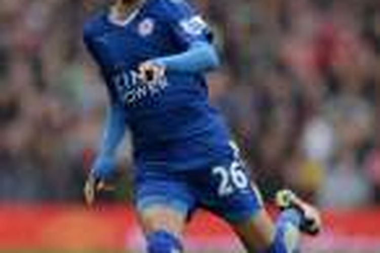 Gelandang Leicester City, Riyad Mahrez, melakoni laga Premier League kontra Manchester United di Stadion Old Trafford, pada 1 Mei 2016.