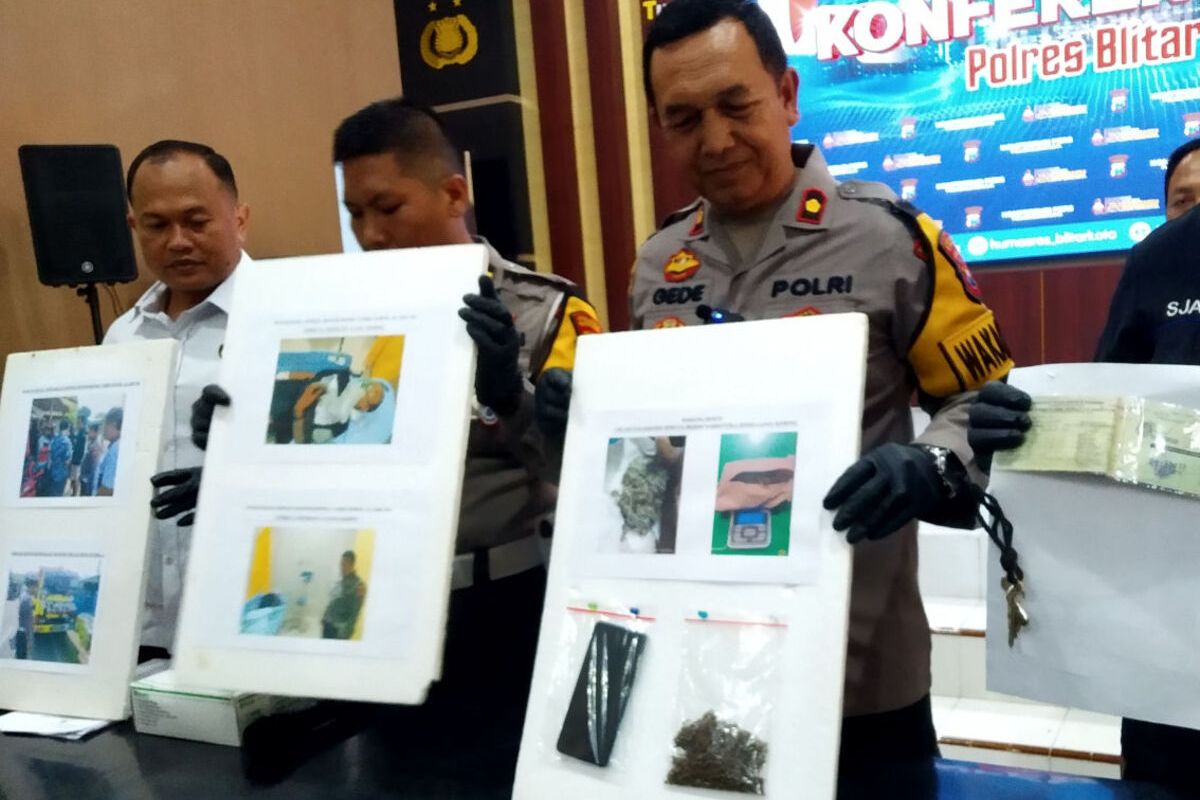 Wakapolres Blitar Kota Kompol I Gede Suartika menunjukkan foto-foto dokumentasi kecelakaan lalu lintas serta barang bukti ganja yang ditemukan di laci sepeda motor korban pada konferensi pers di Mapolres Blitar Kota, Senin (25/11/2024)