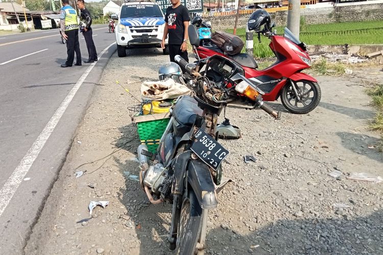 Ambulans tabrak motor di traffic light Kilometer 5 Jalan Wates - Jogja, Pedukuhan Karongan, Kalurahan Kedungsari, Kapanewon Sentolo, Kabupaten Kulon Progo, Daerah Istimewa Yogyakarta. Pemotor tewas dalam peristiwa ini.