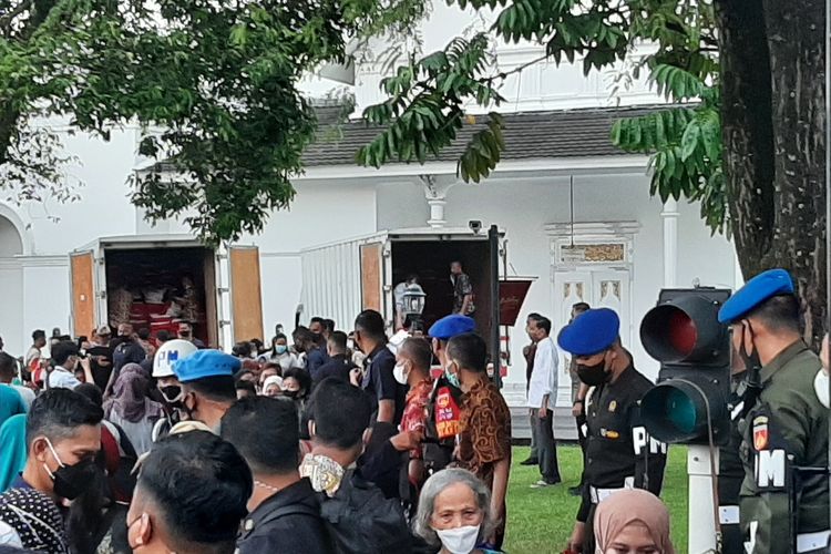 Presiden Joko Widodo saat melihat langsung proses pembagian sembako untuk masyarakat. Pembagian sembako ini dilaksanakan di Istana Kepresidenan Gedung Agung Yogyakarta.