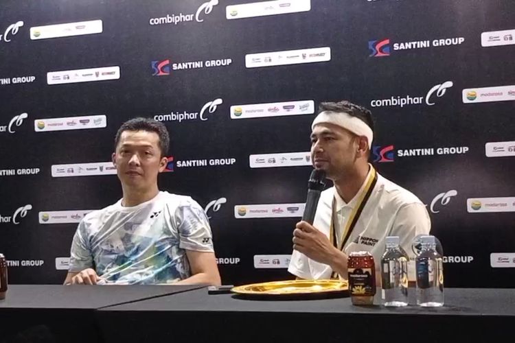 Presenter Raffi Ahmad (kanan) dan mantan atlet bulu tangkis Indonesia, Taufik Hidayat usai pertandingan tenis The Juara di Tennis Indoor Senayan, Jakarta Pusat, Rabu (29/11/2023).