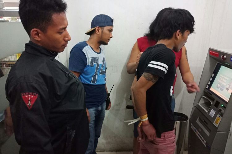 Pelaku pembobol 21 ATM di Sulsel, Bali dan Manado berhasil ditangkap anggota Resmob Polda Sulsel, Kamis (22/2/2018).