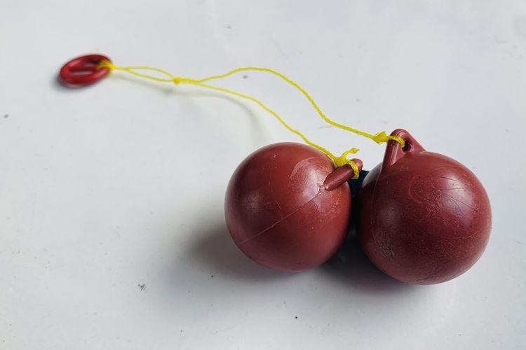 Lato-lato merupakan permainan dua buah bola berat diikat tali yang cara bermainnya dengan dibenturkan dan dikendalikan cincin dibagian atasnya sehingga menimbulkan suara nyaring dan khas. 