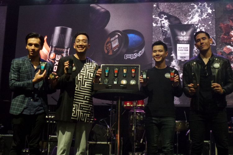 Aktor Jefri Nichol, Senior Brand Manager AXE Raditya Beer, Vlogger game Jess No Limit, serta aktor dan presenter Ganindra Bimo pada peluncuran gerakan #GantengCaraGue di kawasan SCBD, Jakarta Selatan, Jumat (8/2/2019).