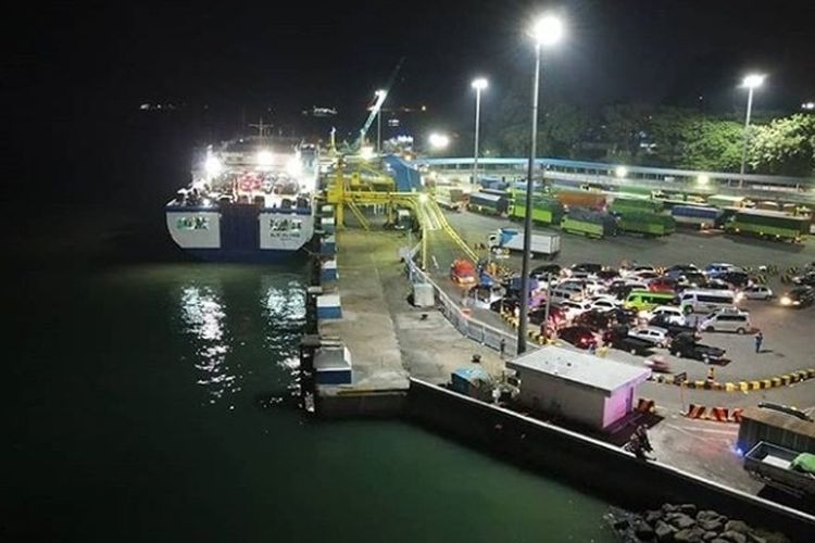 Proses bongkar muat di Pelabuhan Merak, Banten