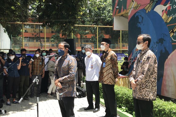 Menteri Pendidikan dan Kebudayaan, Nadiem Makarim memberikan keterangan pers terkait vaksinasi guru, tenaga pendidik, dan dosen di SMAN 70, Kebayoran Baru, Jakarta Selatan pada Rabu (24/2/2021) siang.