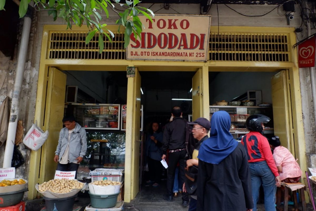 Toko Sidodadi, Jalan Oto Iskandardinata no 255, Bandung. Toko yang berdiri sejak tahun 1950-an ini menawarkan roti dan berbagai kue. 