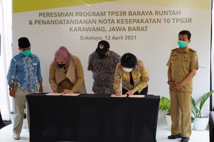 Peresmian TPS3R Baraya Runtah dan penandatanganan kesepakatan 10 TPS3R di Perumahan Perumnas Telukjambe, Desa Sukaluyu, Karawang, Senin (12/4/2021).