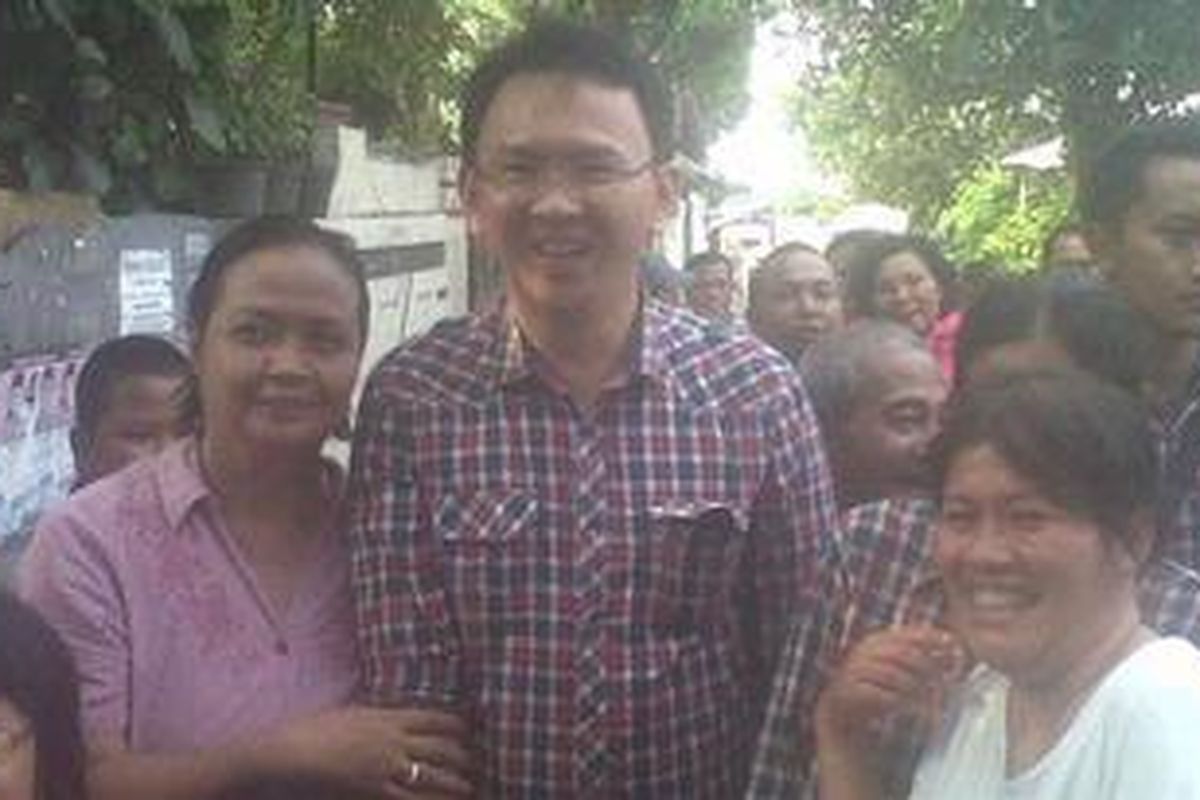 Calon wakil gubernur DKI Jakarta, Basuki Tjahja Purnama atau yang akrab disapa Ahok, bersama warga RT 01 RW 12, jalan Anggur, Kelurahan Kelapa Dua Wetan, Kecamatan Ciracas, Jakarta Timur, ketika kampanye hari terakhir, Minggu (16/9/2012). 