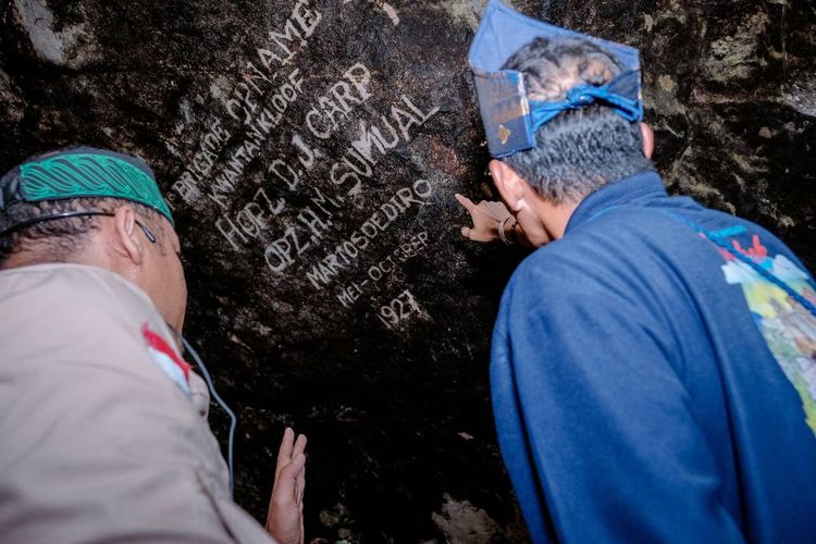 Menparekraf Sandiaga Uno mengunjungi goa yang menjadi saksi sejarah pada masa penjajahan Belanda dan Jepang di Desa Wisata Silokek yang masuk ke dalam 50 besar Anugerah Desa Wisata Indonesia (ADWI) 2022, Kabupaten Sijunjung, Sumatera Barat, Rabu (6/7/2022).