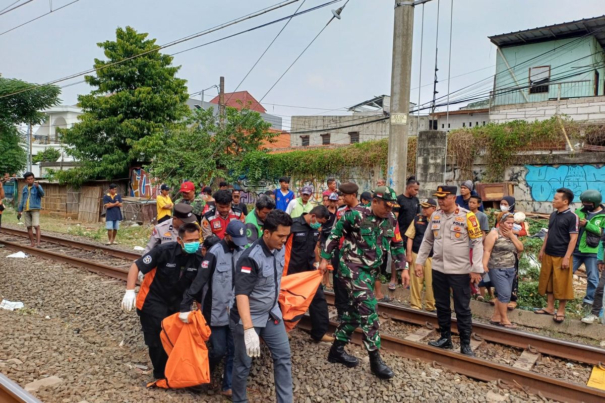 Seorang pria berinisial NA (32) tewas tertabrak kereta api di Jalan Kayu Manis I Lama, Kelurahan Palmeriam, Kecamatan Matraman, Jakarta Timur, Selasa (21/5/2024).