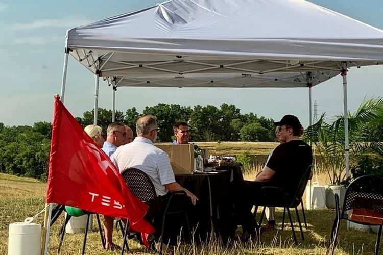 Elon Musk (dengan topi) dan eksekutif Tesla bertemu dengan dengan Gubernur Oklahoma Kevin Stitt. 