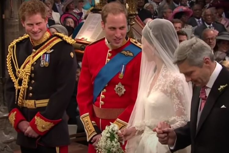 Kiri-kanan: Pangeran Harry, Pangeran William, Kate Middleton, dan Michael Middleton saat berada di altar Westminster Abbey pada 29 April 2011.