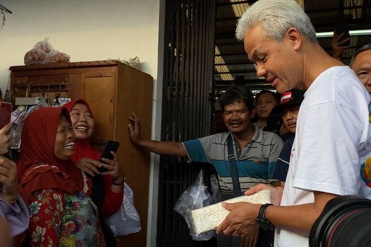 Pedagang Mengeluh Kedelai Langka Saat Ganjar Kunjungi Pasar Kebon Agung Boyolali