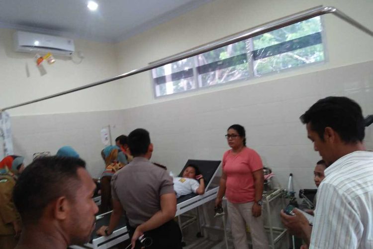Tiga siswa SMP Negeri 15 Ambon mendapat perawatan di Puskesmas Rumah Tiga. Ambon karena diduga keracunan usai meminum sirup lemon di sekolah mereka, Selasa (25/2/2020)