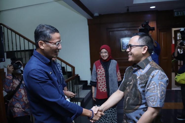 Menpan-RB Abdullah Azwar Anas bertemu Menparekraf Sandiaga Uno di Jakarta, Kamis (2/11/2023).