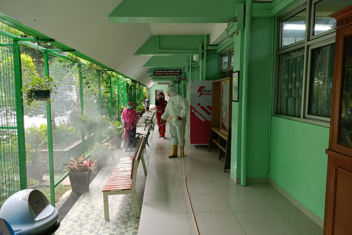 Petugas PMI Jakarta Pusat menyemprotkan cairan disinfektan di kawasan SMA Negeri 68 Jakarta Pusat, Senin (22/6/2020)