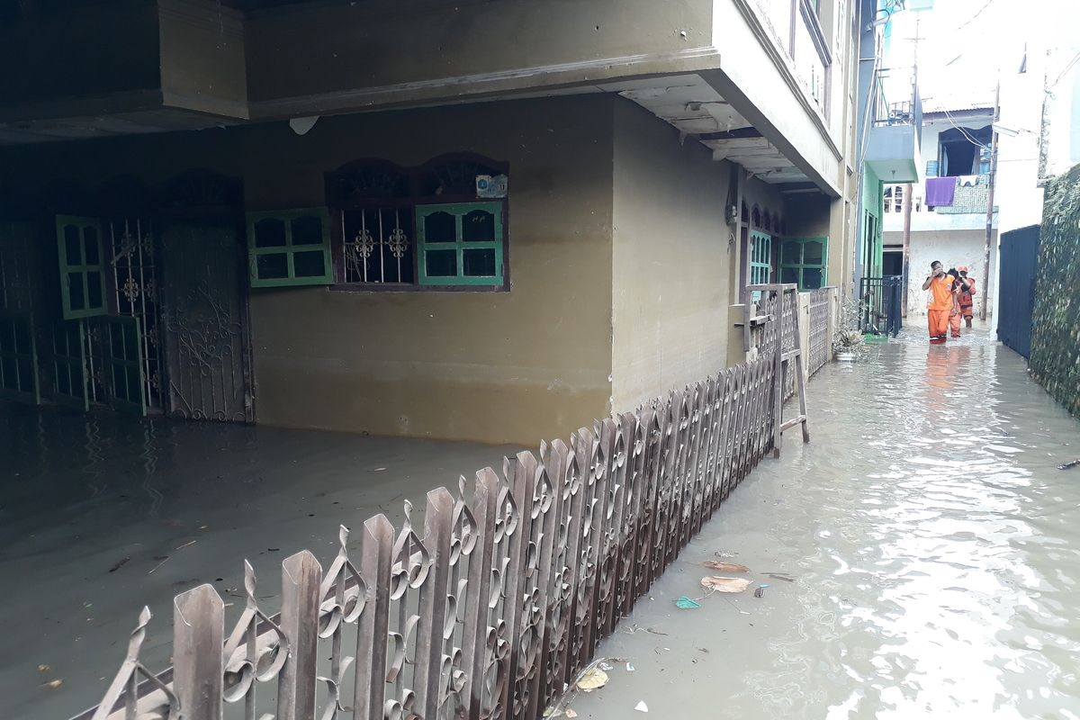 Banjir rendam wilayah RW 05, Kelurahan Cawang, Kramat Jati, Jakarta Timur, Kamis (20/2/2020).