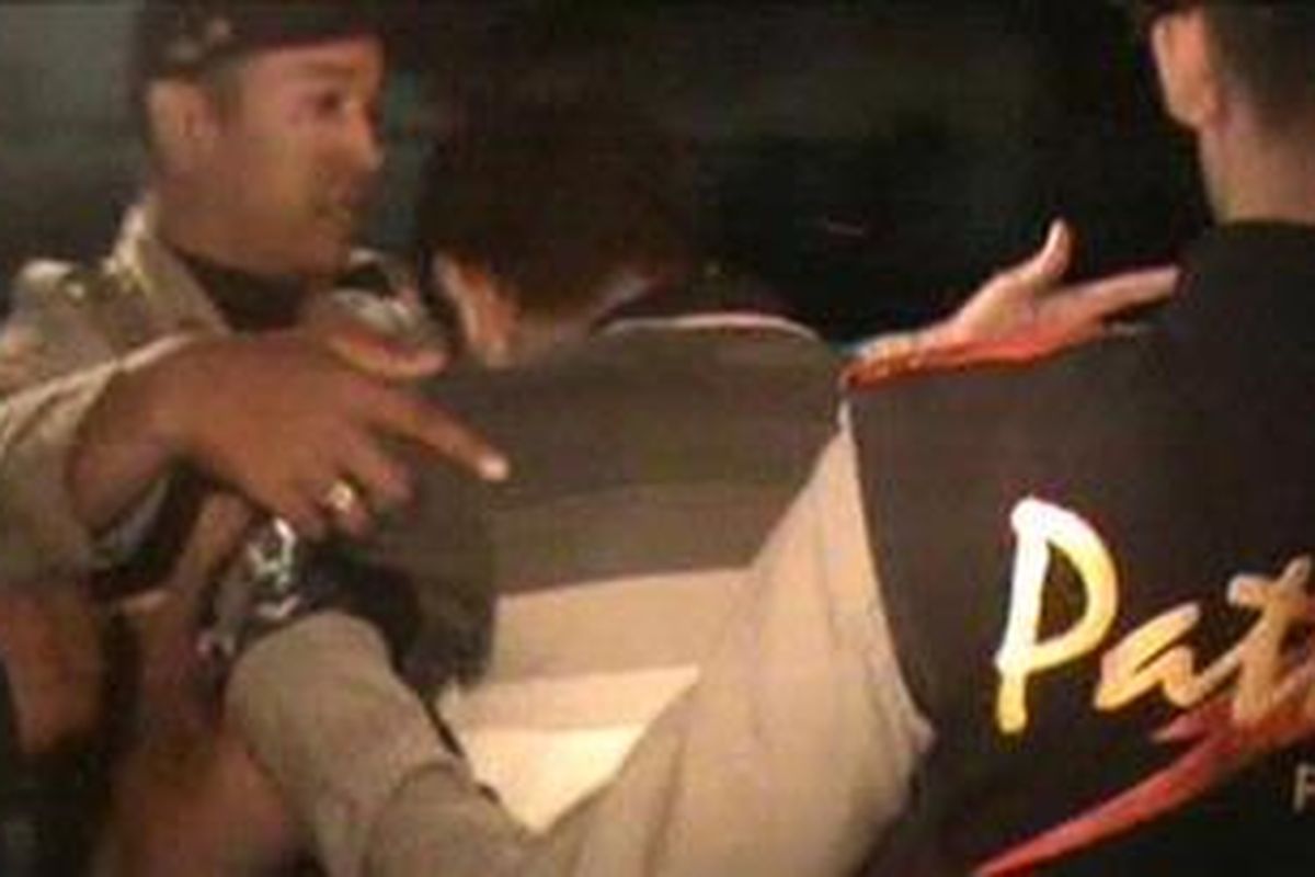 Salah seorang oknum pejabat di Kabupaten Bone, Sulawesi Selatan digelandang aparat gabungan Polisi Pamong Praja, TNI dan Polri lantaran kedapatan berduan dalam kamar bersama bidan yang tak lain adalah bawahannya, Jumat (27/7/2012).