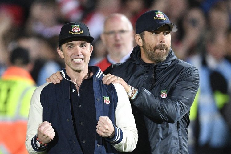 Dua bintang Hollywood, Ryan Reynolds dan Rob McElhenney, berhasil membawa tim mereka, Wrexham AFC, promosi dua musim beruntun.