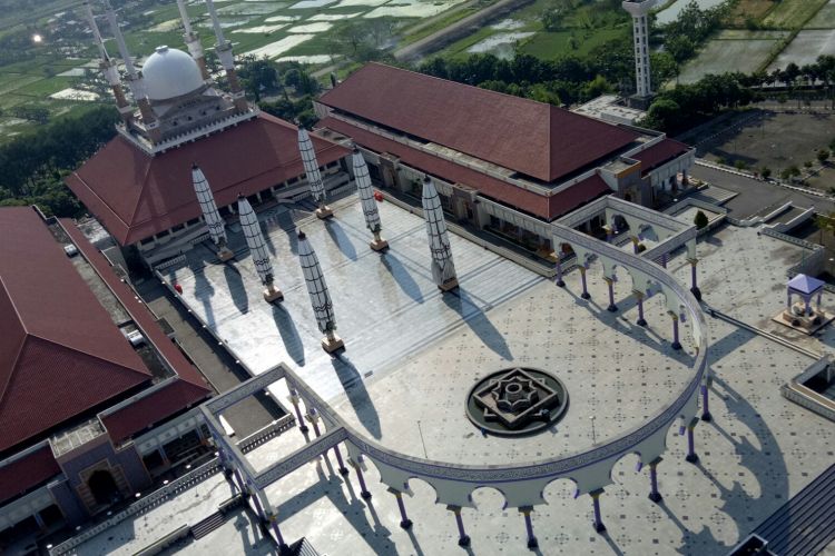 Lanskap Masjid Agung Jawa Tengah dari ketinggian menara Al-Husna.