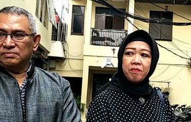Devi Amelia (kanan), ibu dan ayah Vitalia Sesha, saat menjenguk di Polres Metro Jakarta Barat, Jumat (28/2/2020)