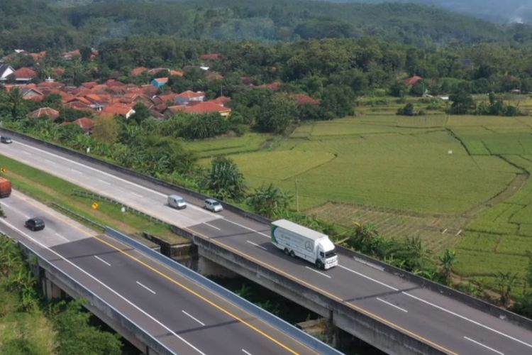 Mercedes Benz Axor Euro 4 yang digunakan dalam Kompas Otomotif Challenge bersama PT Daimler Commercial Vehicles Indonesia dan PT Dunia Express Transindo