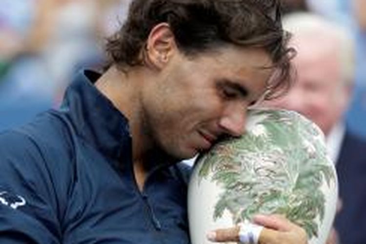 Petenis Spanyol, Rafael Nadal, memeluk trofi juara setelah mengalahkan John Isner dari Amerika Serikat, 7-6 (8), 7-6 (3), di final Western & Southern Open di Cincinnati, Minggu (18/8/2013).