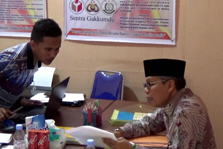 Diduga memanfaatkan raskin dan mutasi, calon petahana Pilkada Parepare diperiksa Panwaslu.