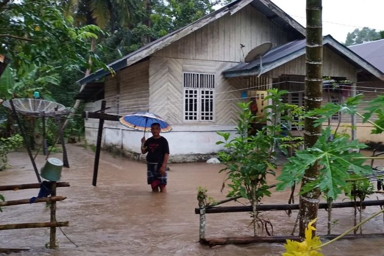Sebanyak 8 kecamatan di Kabupaten Simeulue, Provinsi Aceh diterjang banjir, Rabu (14/12/2022).