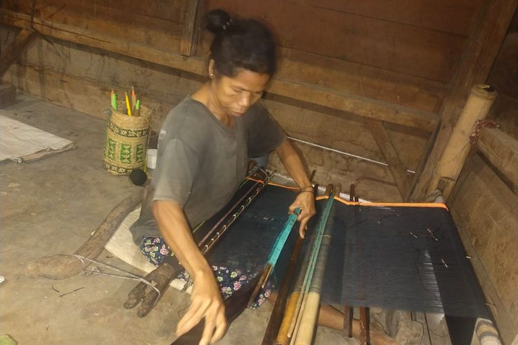 Anastasia Ninging, (50), seorang penenun kain tenun Puncatiti di Kampung Wangkar, Desa Ranamese, Kecamatan Congkar, Kabupaten Manggarai Timur, Nusa Tenggara Timur, Sabtu, (11/3/2023) sedang menenun kain tenun Puncatiti.
