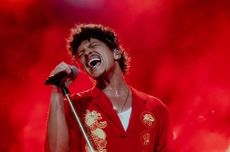 7 Gaya Artis Nonton Konser Bruno Mars