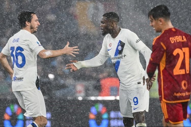 Marcus Thuram melakukan perayaan gol bersama Matteo Darmian dalam laga pekan ke-24 Liga Italia 2023-2024 antara Roma vs Inter di Stadion Olimpico, 10 Februari 2024. (Photo by Alberto PIZZOLI / AFP)