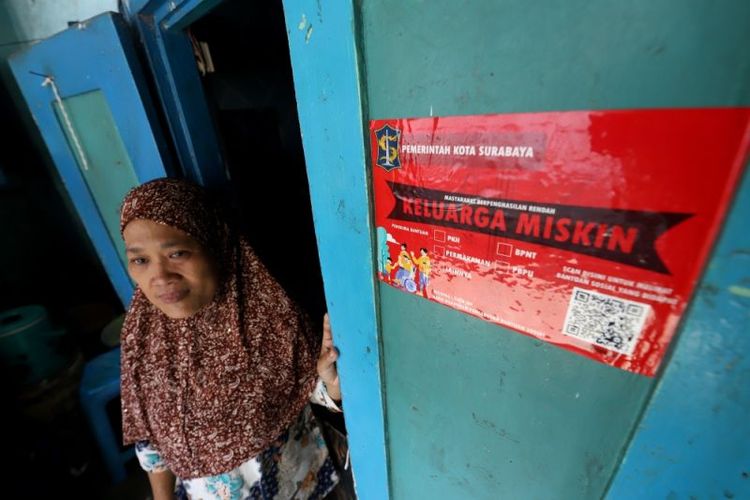 Stiker penanda ditempel di rumah keluarga miskin penerima bantuan sosial di Kota Surabaya, Provinsi Jawa Timur, Rabu (28/12/2022). ANTARA FOTO/Diskominfo Surabaya