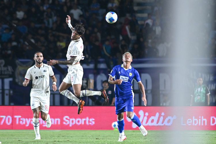 Salah satu aksi gelandang Persib Bandung asal Jepang Gakuto Notsuda saat mengelabui pemain Arema FC di ajang Piala Presiden 2026, Sabtu (25/7/2026) di Si Jalak Harupat, Soreang, Kabupaten Bandung. 