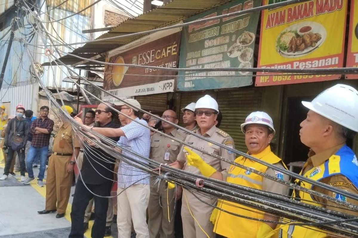 Walikota Jakpus Dhanny Sukma meninjau penertiban kabel udara di Jalan Juana, Menteng, Jakarta Pusat, Senin (14/8/2023). (Sumber: Dok Istimewa)