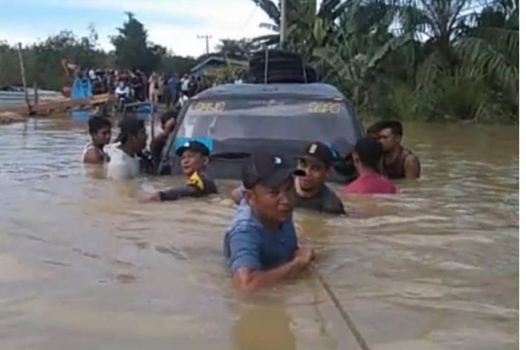 Satu mobil angkutan umum jenis L300 nekat menerobos banjir di Desa Beurandang, Kecamatan Ranto Peureulak, Senin (7/11/2022) sekitar pukul 14.30 WIB.