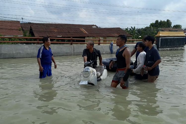 Kondisi banjir di Kecamatan Karanganyar, Kabupaten Demak, Senin (12/2/2024). 