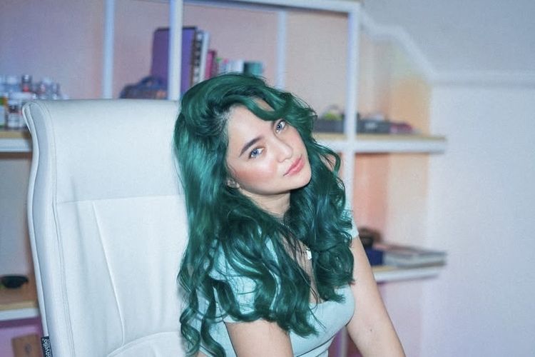 Penampilan Marshanda dengan warna rambut yang unik dan berani.