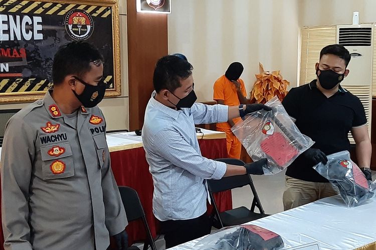 Direktur Reskrimum Polda DIY Kombes Pol Burkhan Rudy Satria saat menunjukan barang bukti yang diamankan dari WFMB pelaku pembunuhan perempuan berinisial ERK (20).