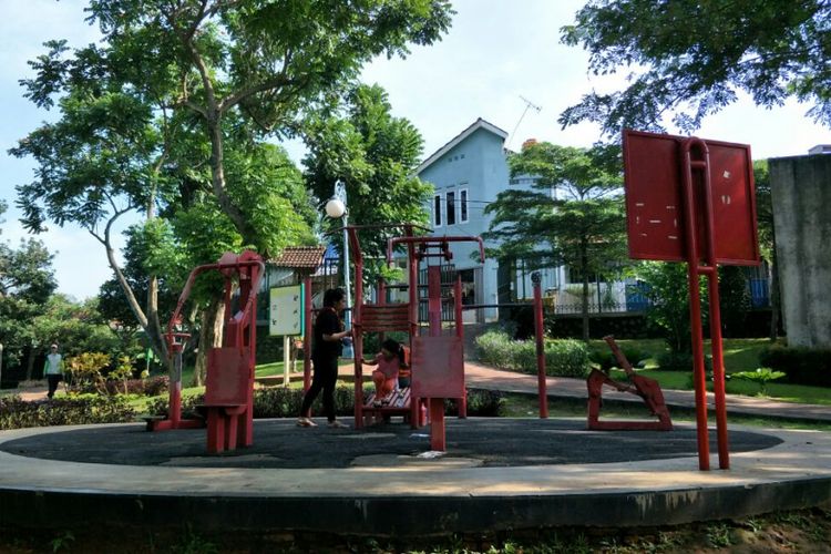 Taman Spathodea di Jalan Raya Kebagusan, Jagakarsa, Jakarta Selatan, dilengkapi alat fitnes atau gym outdoor. Foto diambil Jumat (16/3/2018).