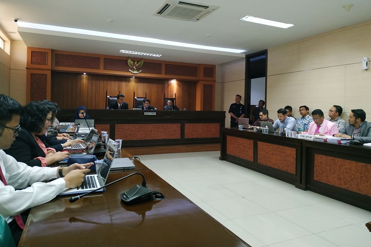 Pengacara Grab dan TPI, Hotman Paris Hutapea menghadiri persidangan perkara yang melibatkan Grab Indonesia dan PT Teknologi Pengangkutan Indonesia (TPI) di kantor KPPU, Jakarta, Selasa (8/10/2019).