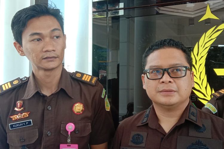 Kasubsi Penyidikan Pidsus Kejaksaan Negeri Kota Malang, Kukuh Yudha Prakasa (kiri). 